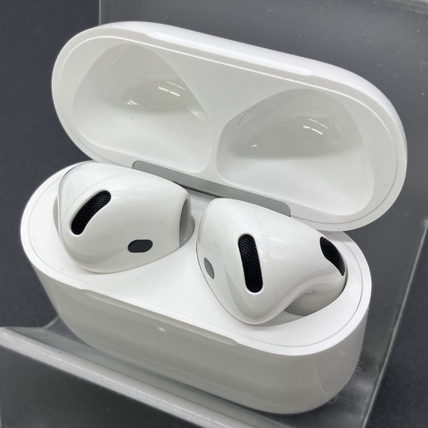 【中古】AirPods 4 MXP93J/A（アクティブノイズキャンセリング搭載）【秋葉原】
