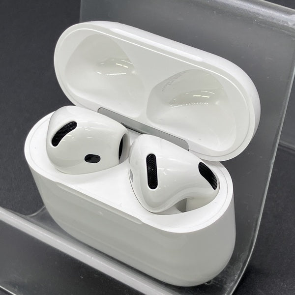 【中古】AirPods 4 MXP93J/A（アクティブノイズキャンセリング搭載）【秋葉原】