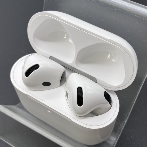 【中古】AirPods 4 MXP93J/A（アクティブノイズキャンセリング搭載）【秋葉原】