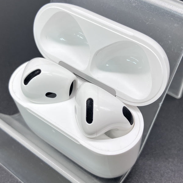 【中古】AirPods 4 MXP63J/A【秋葉原】