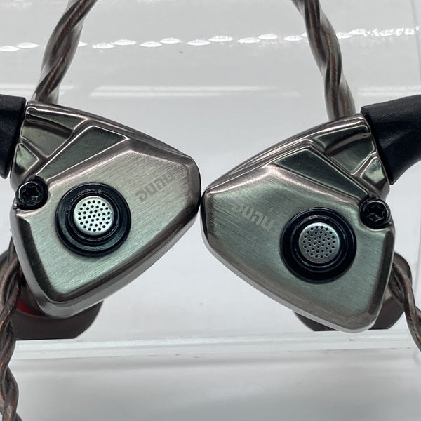 【中古】TITAN S グレー【秋葉原】