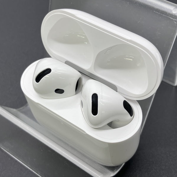【中古】AirPods 4 MXP93J/A（アクティブノイズキャンセリング搭載）【秋葉原】