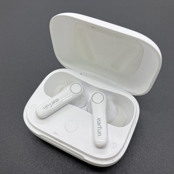 【中古】Air Pro 4 - White【秋葉原】