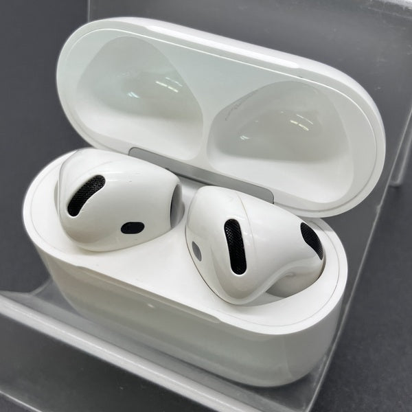 【中古】AirPods 4 MXP93J/A（アクティブノイズキャンセリング搭載）【秋葉原】