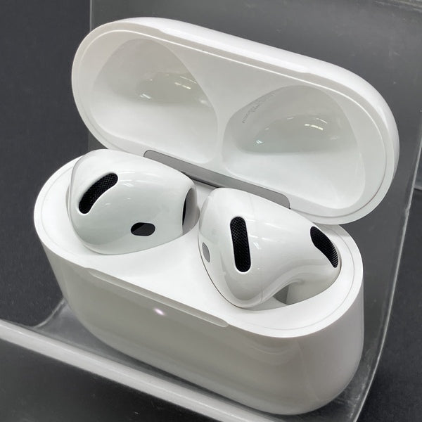【中古】AirPods 4 MXP93J/A（アクティブノイズキャンセリング搭載）【秋葉原】